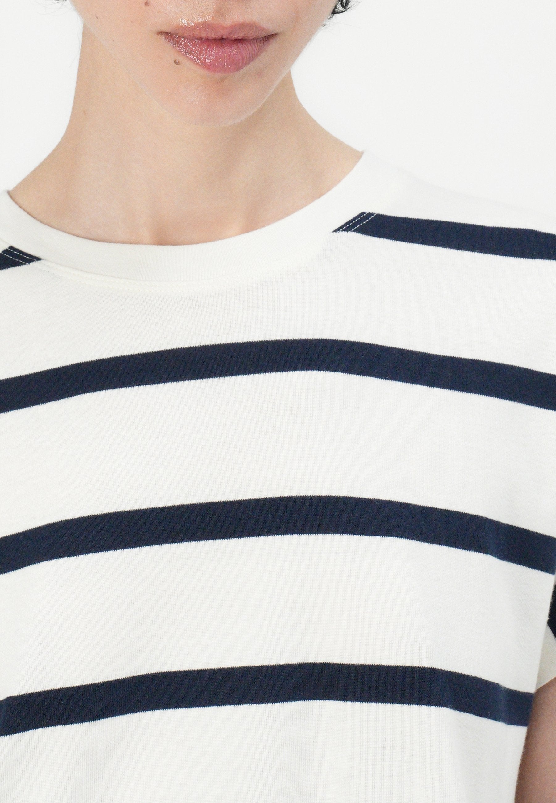 GOLD BUTTON TEE Media 6