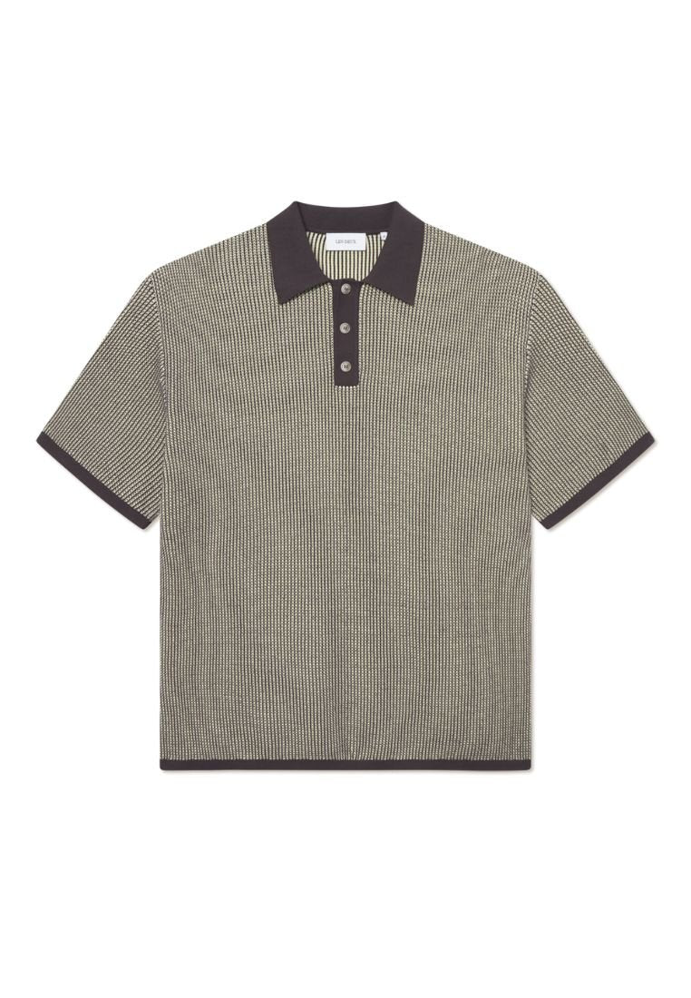 Gestreiftes Poloshirt in Grau und Schwarz mit Kragen, kurzer Knopfleiste mit drei Knöpfen, kurzen Ärmeln und kontrastierendem Besatz an Kragen und Säumen.