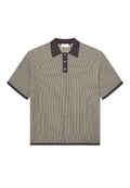 Gestreiftes Poloshirt in Grau und Schwarz mit Kragen, kurzer Knopfleiste mit drei Knöpfen, kurzen Ärmeln und kontrastierendem Besatz an Kragen und Säumen.