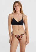 Schwarzes, dreieckiges Bikini-Oberteil mit dünnen Trägern, kombiniert mit tief sitzenden Bikini-Höschen, die ein farbenfrohes Spiraldesign in Pink, Orange und Gelb aufweisen.