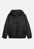 Schwarze gesteppte Jacke mit Kapuze, ausgestattet mit einem Frontreißverschluss und Reißverschlusstaschen. Glatte Textur mit subtiler Schattierung und isoliertem Design.