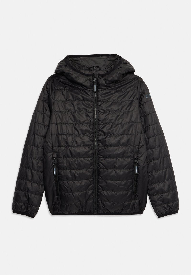 Schwarze gesteppte Jacke mit Kapuze, ausgestattet mit einem Frontreißverschluss und Reißverschlusstaschen. Glatte Textur mit subtiler Schattierung und isoliertem Design.