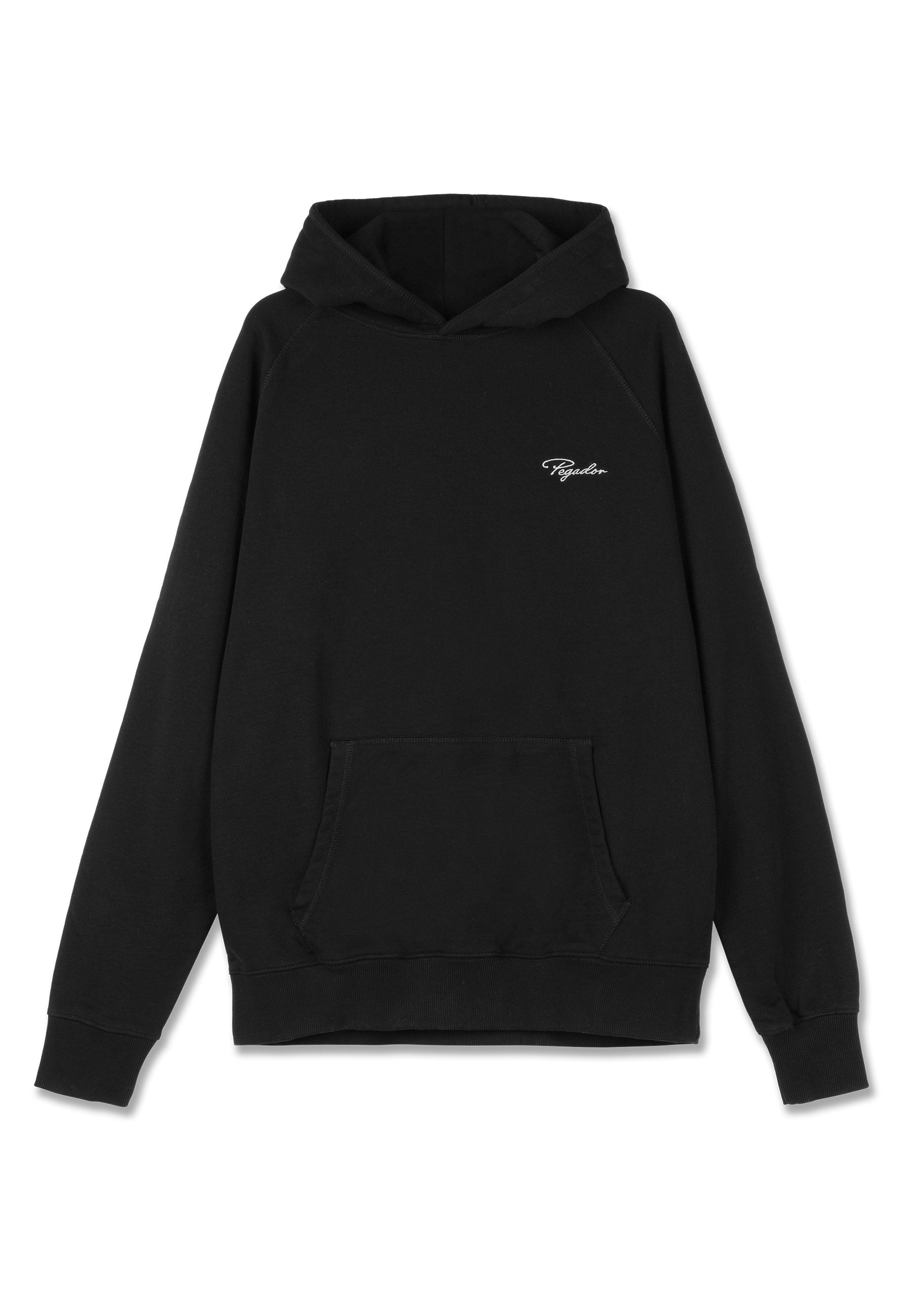 Schwarzer Kapuzenpullover aus weichem Material mit einer vorderen Kängurutasche. Verfügt über Raglanärmel und ein dezentes weißes Logo auf der Brust.