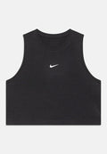 Schwarzes ärmelloses Crop-Top aus atmungsaktivem Material, mit rundem Hals und einem weißen Nike-Logo, das zentral auf der Brust platziert ist.