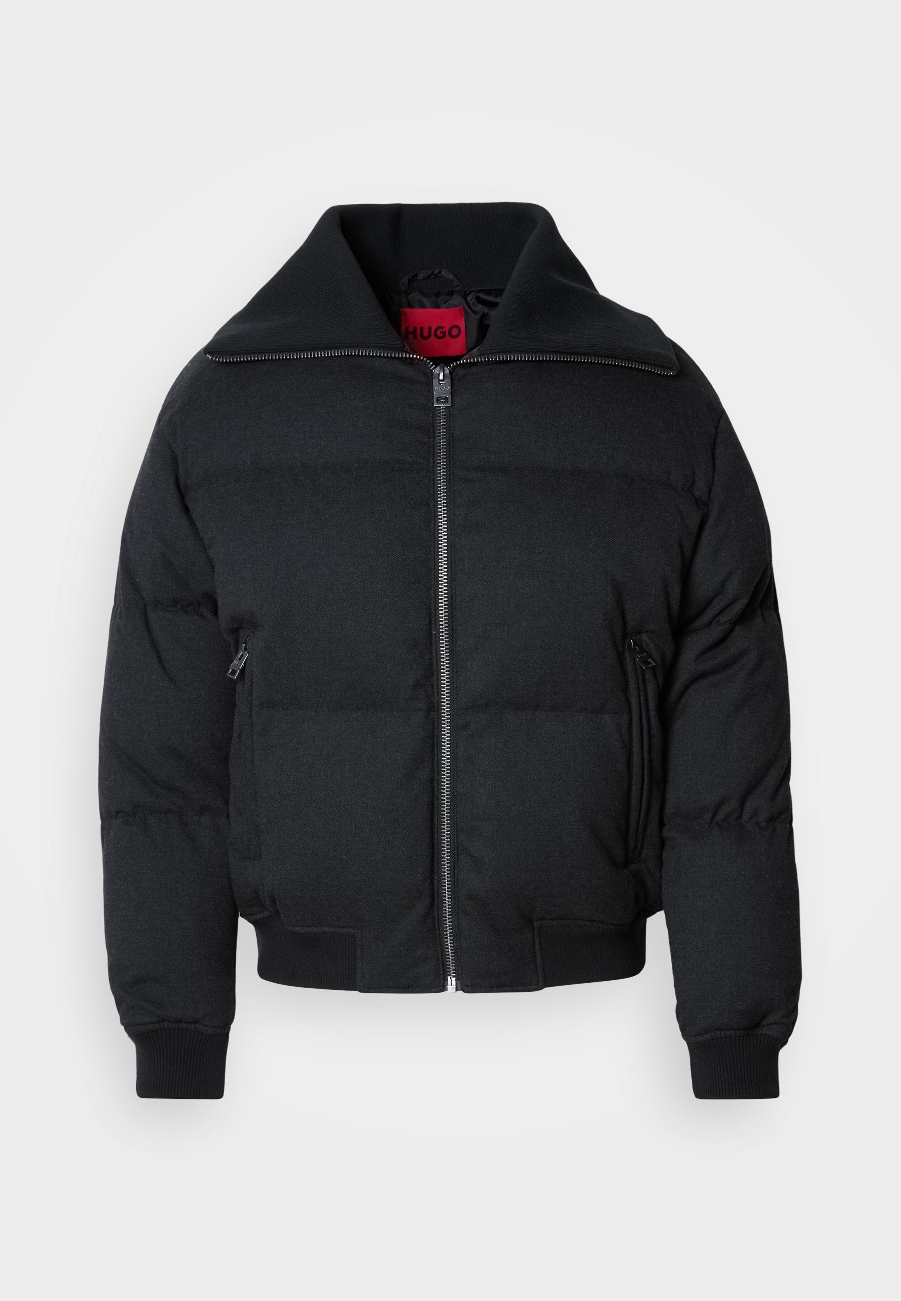 Schwarze Steppjacke mit hohem Kragen, Reißverschluss vorne, zwei Seitentaschen und gerippten Bündchen. Glatte Textur mit gestepptem Muster.