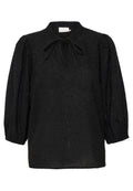 Schwarze Bluse mit hohem Kragen, vorderem Bindedetail und langen Puffärmeln. Strukturierter Stoff mit schimmernden Akzenten.