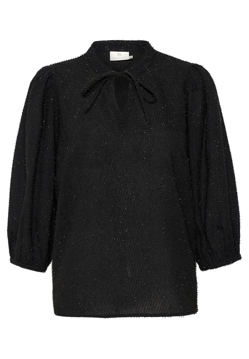 Schwarze Bluse mit hohem Kragen, vorderem Bindedetail und langen Puffärmeln. Strukturierter Stoff mit schimmernden Akzenten.
