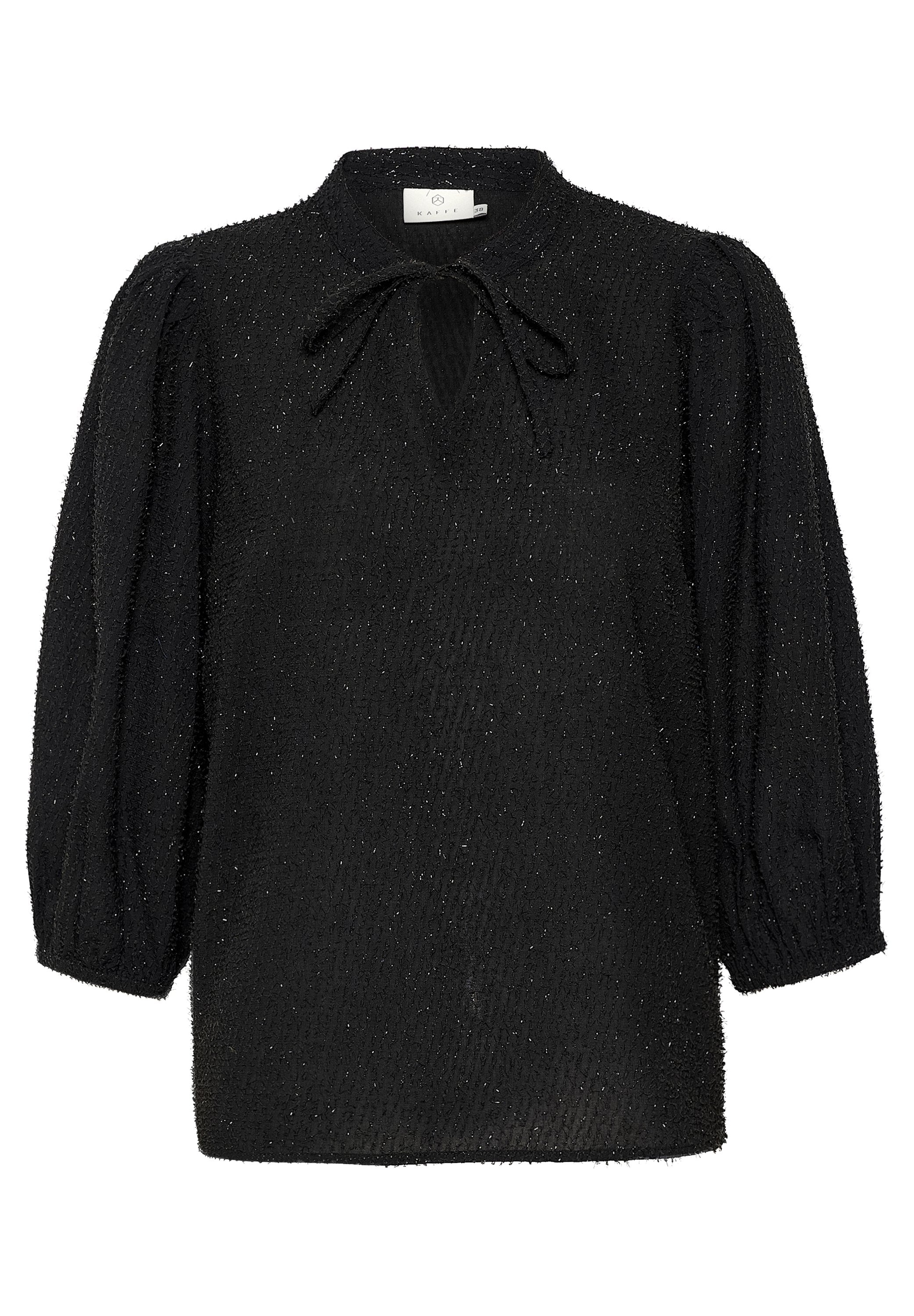 Schwarze Bluse mit hohem Kragen, vorderem Bindedetail und langen Puffärmeln. Strukturierter Stoff mit schimmernden Akzenten.