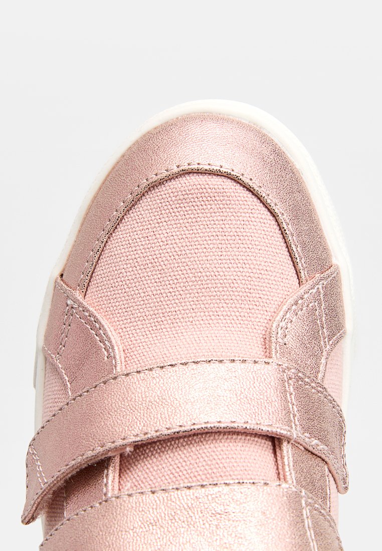 TOMS CRUZ