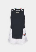 Schwarzes ärmelloses Oberteil mit weißen Akzenten, Nike-Logo auf der Brust, mehrfarbiger Aufnäher am Kragen, kombiniert mit weißen Shorts aus Mesh-Stoff.