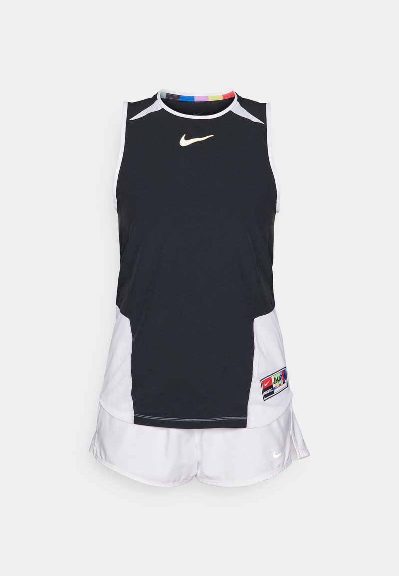 Schwarzes ärmelloses Oberteil mit weißen Akzenten, Nike-Logo auf der Brust, mehrfarbiger Aufnäher am Kragen, kombiniert mit weißen Shorts aus Mesh-Stoff.