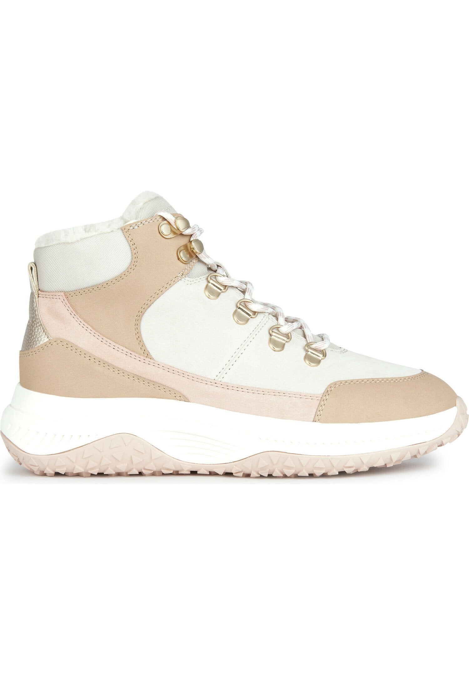 Hochschuh-Sportlich mit einem beige-weißen Farbschema, aus Leder und Stoff, mit strukturiertem Sohlenprofil und metallischen Hardware-Akzenten.