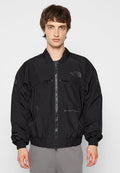 Schwarze Zip-Jacke aus leichtem Material, mit einem elastischen Taillenbund, großen Taschen und Logostickereien auf der Brust und den Ärmeln.