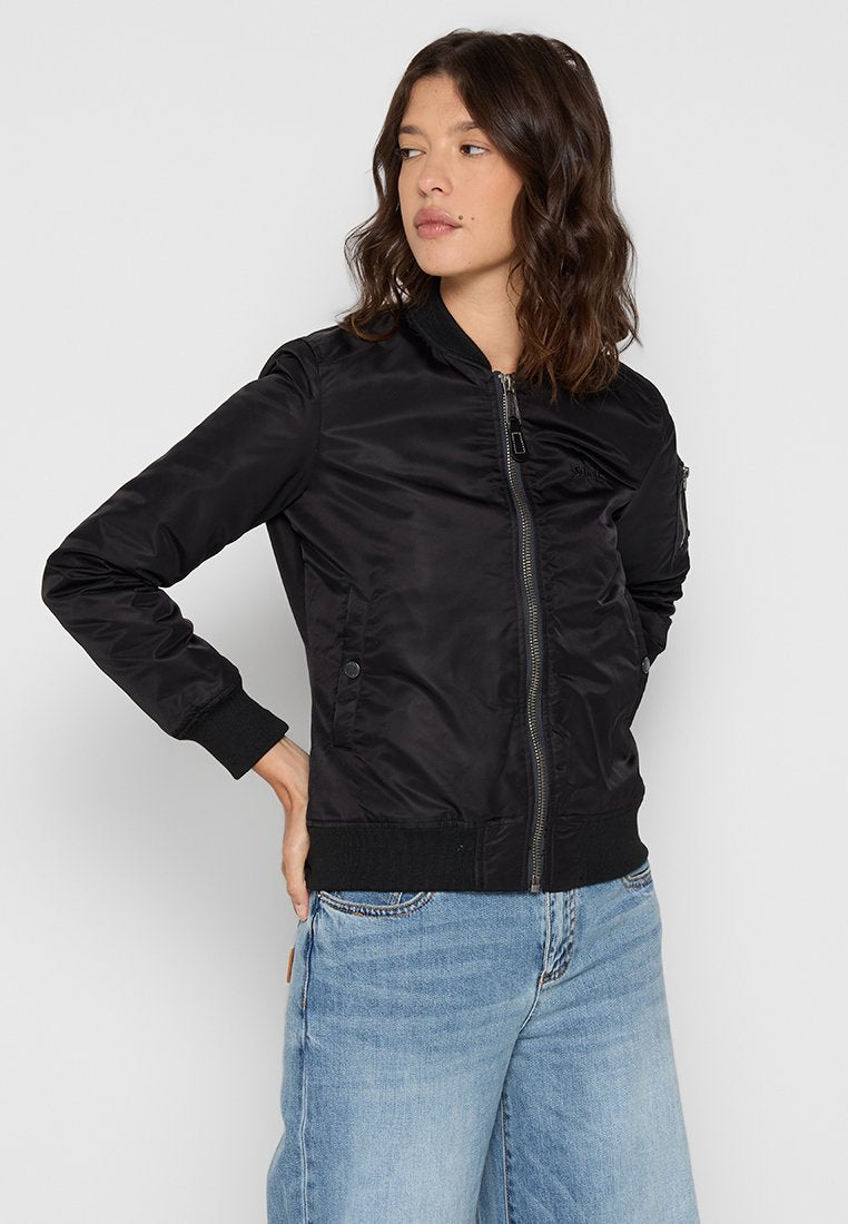 Schwarze Bomberjacke aus glänzendem Stoff, mit Reißverschluss vorne, gerippten Bündchen und tailliertem Saum. Model trägt hellblaue Jeans.