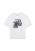 Weißes Baumwoll-T-Shirt mit einem bunten grafischen Design, das einen Bären, Berge, Bäume und eine untergehende Sonne zeigt, beschriftet mit "TIMBERLAND."