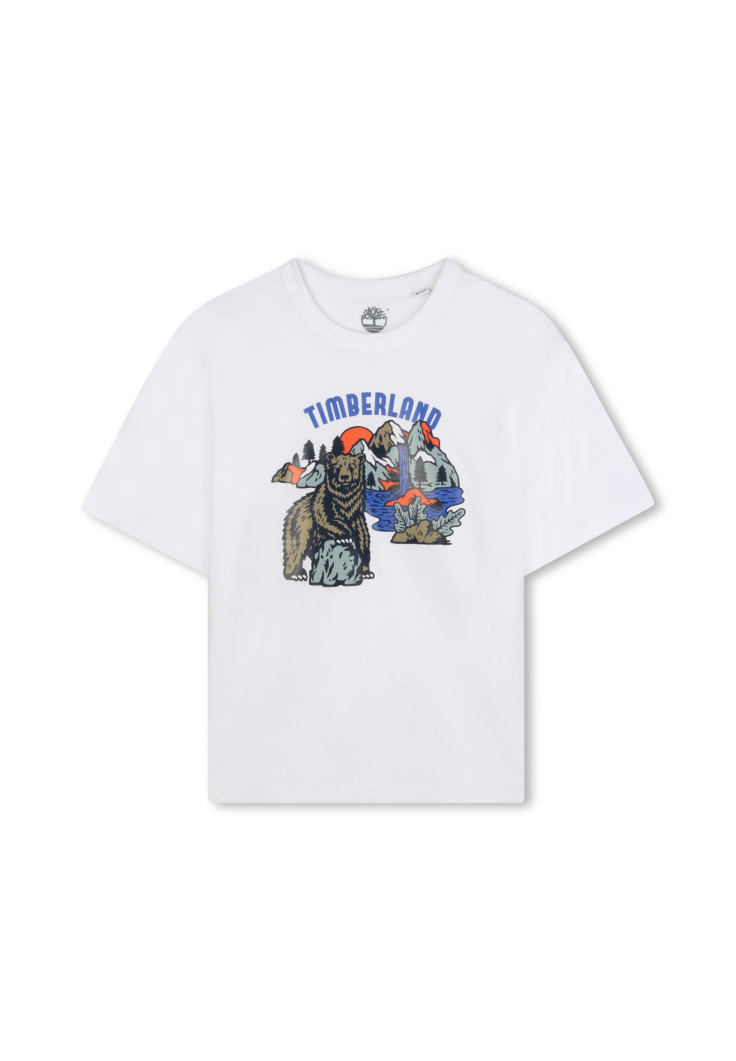 Weißes Baumwoll-T-Shirt mit einem bunten grafischen Design, das einen Bären, Berge, Bäume und eine untergehende Sonne zeigt, beschriftet mit "TIMBERLAND."