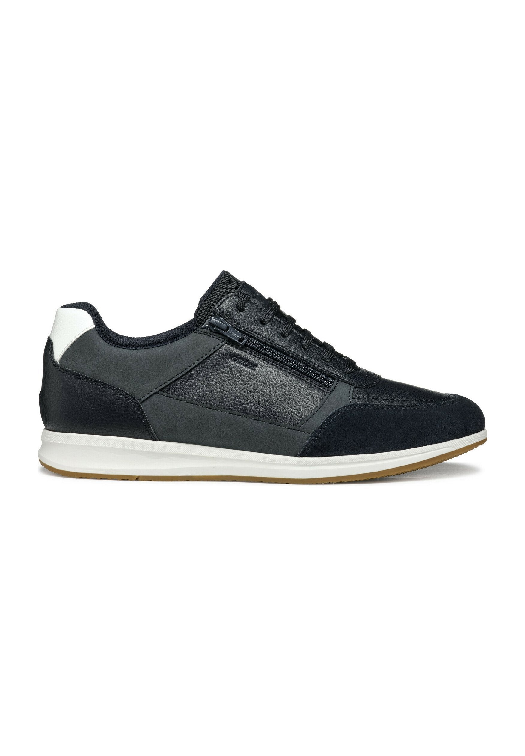 Schwarze Ledersneaker mit einer strukturierten Seitenpartie, weißen Akzenten an der Ferse und einer kontrastierenden, tanfarbigen Gummisohle. Reißverschlussdetail an der Seite.