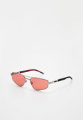 Sonnenbrille mit silbernem Metallrahmen, rechteckigen pinken Gläsern und schwarz-roten Bügelenden auf weißem Hintergrund.