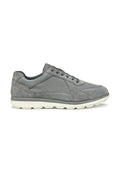 Graue Wildledersneaker mit tonal gehaltenen Textilakzenten, schnürdesign und einer dicken weißen Gummisohle mit runden Ausschnitten für Flexibilität.