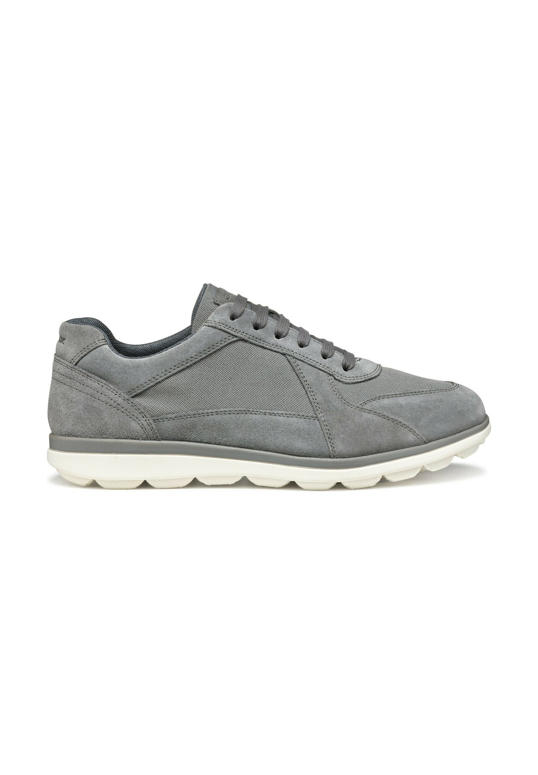Graue Wildledersneaker mit tonal gehaltenen Textilakzenten, schnürdesign und einer dicken weißen Gummisohle mit runden Ausschnitten für Flexibilität.