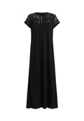 Schwarzes Maxikleid mit kurzen Ärmeln und einem Spitzenoberteil. Es verfügt über eine glatte Textur und einen seitlichen Schlitz für zusätzlichen Komfort und Bewegungsfreiheit.