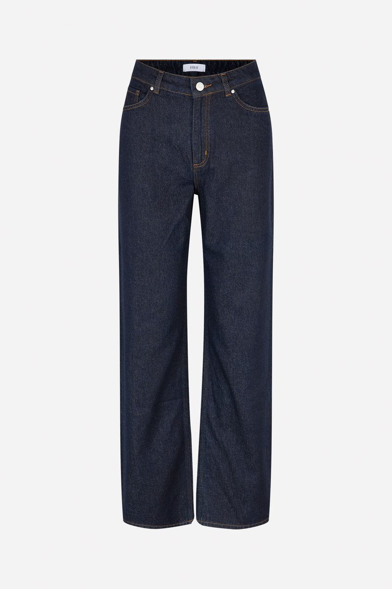 Dunkelblaue Weitbeine-Jeans aus Denim mit großen Taschen, kontrastierenden orangen Nähten und einem Knopfverschluss an der Taille.