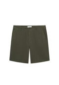 Olivgrüne Shorts aus strukturiertem Stoff, mit Knopfverschluss, zwei vorderen Taschen und flacher Vorderseite.
