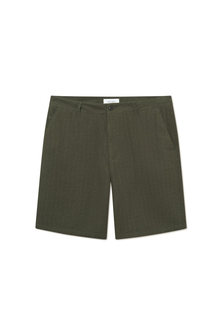 Olivgrüne Shorts aus strukturiertem Stoff, mit Knopfverschluss, zwei vorderen Taschen und flacher Vorderseite.