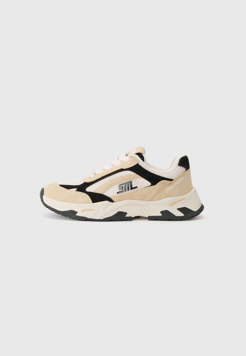 Beige und schwarze Sneakers aus einer Kombination von Mesh- und Wildledermaterialien. Sie verfügen über eine weiße Gummisohle und rosa Schnürsenkel sowie ein Logo auf der Seite.