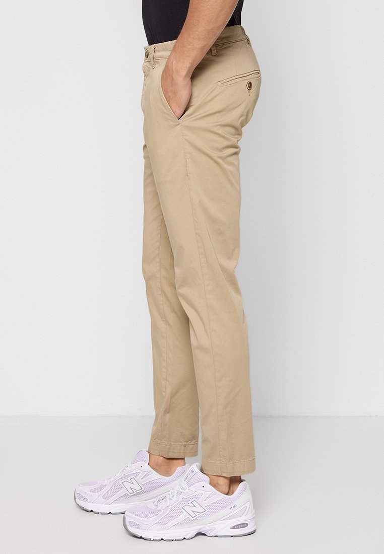 RELAXED FIT  Media 2