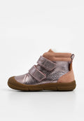 Rosa-metallische Taucherstiefel mit zwei Klettverschlüssen, strukturiertem glänzendem Material, Wildledereinsätzen und Gummisohle mit profiliertem Absatz.