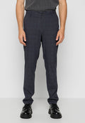 Marineblau gemusterte Hose mit taillierter Passform, geraden Beinen und glatter Textur, kombiniert mit schwarzen Schuhen.