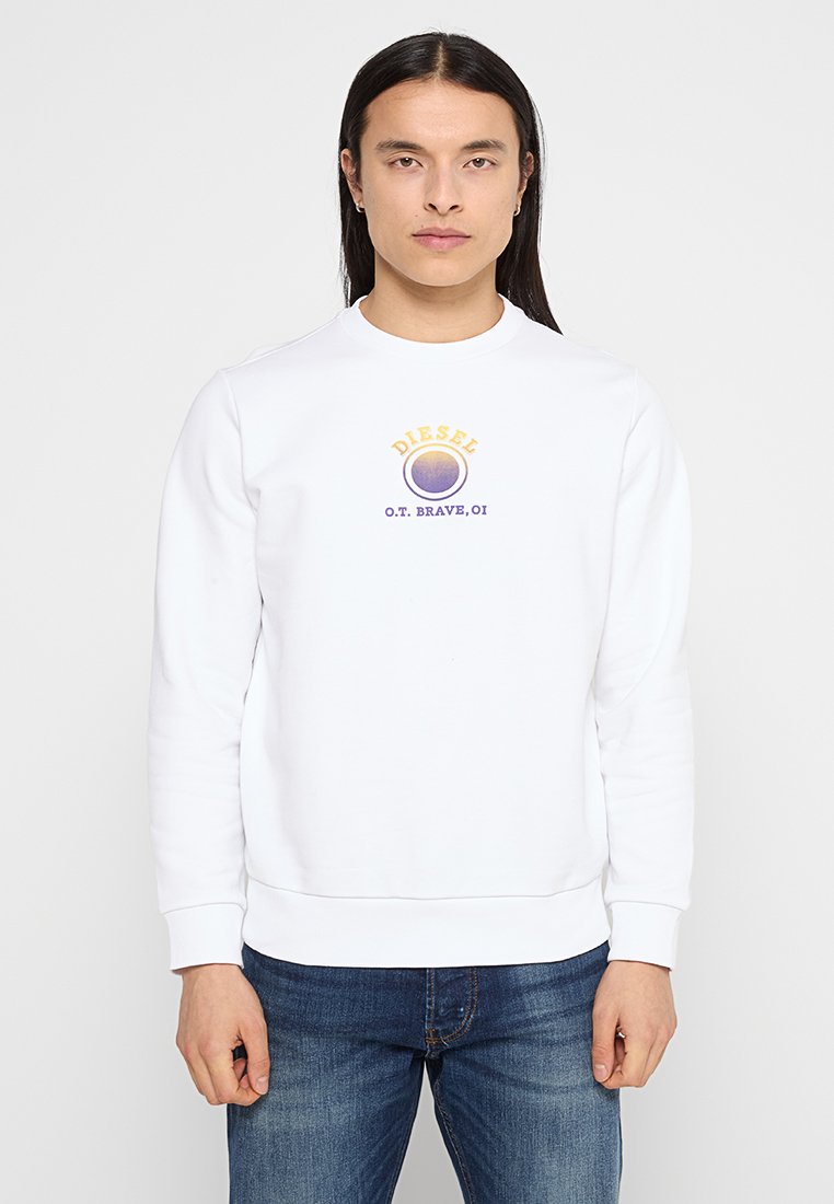 Weißer Sweatshirt aus weichem Material, mit einem runden Logo in lila und gelb sowie dem Text "DIESEL O.T. BRAVE, OI" auf der Vorderseite.