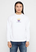 Weißer Sweatshirt aus weichem Material, mit einem runden Logo in lila und gelb sowie dem Text "DIESEL O.T. BRAVE, OI" auf der Vorderseite.