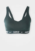 Dunkelgrüner Sport-BH mit V-Ausschnitt-Design, verstellbaren Trägern und einem breiten schwarzen Bund mit weißem "NIKE"-Branding. Glatte Textur.