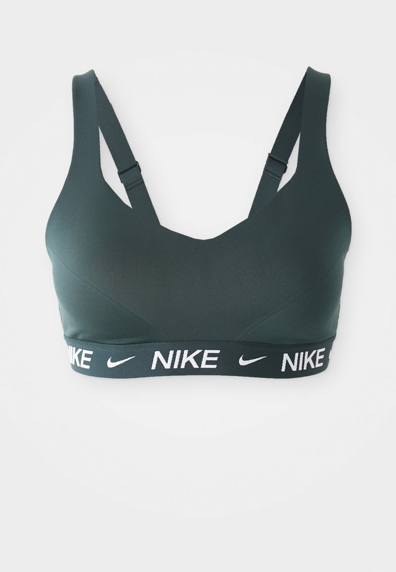 Dunkelgrüner Sport-BH mit V-Ausschnitt-Design, verstellbaren Trägern und einem breiten schwarzen Bund mit weißem "NIKE"-Branding. Glatte Textur.