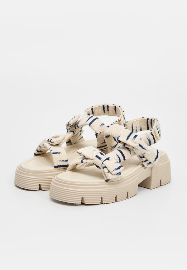 Stuart Weitzman SOFIA NOLITA