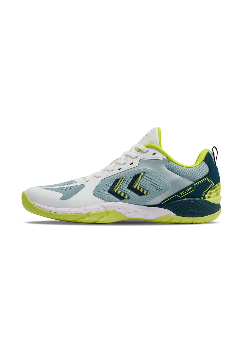 Sportlicher Schuh mit weißem Obermaterial und blauen Akzenten, grüner Laufsohle und strukturierter Oberfläche; verfügt über eine Zuglasche und gelbe Logodetails.