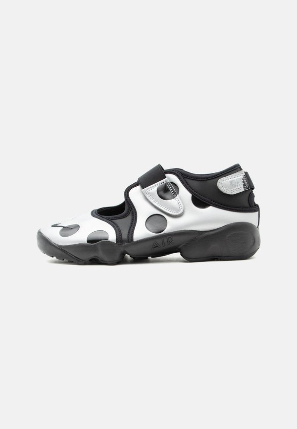 Nike Sportswear AIR RIFT DOT - Ankle strap ballet pumps - black/metallic silver-coloured