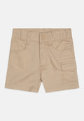 Beige Shorts aus einem Baumwollmischgewebe mit einem Frontknopfverschluss, zwei Fronttaschen und einer seitlichen Cargo-Tasche.