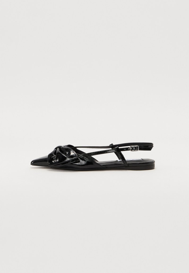 Schwarzer Lackleder Slingback-Schuh mit spitz zulaufender Zehenpartie, geknotetem Detail auf dem Obermaterial und flacher Sohle. Verfügt über dünne Riemen und eine verstellbare Schnalle.