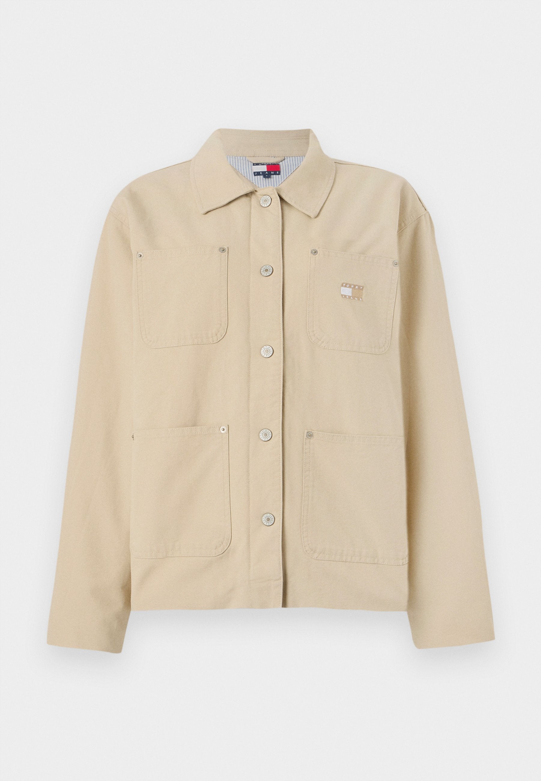 Beige Leinensakko mit spitzem Kragen, vorderer Knopfverschluss, zwei Brusttaschen und einem kleinen Logo-Patch. Weiche Textur und maßgeschneiderte Passform.
