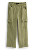 Khaki Cargo-Hosen mit zwei Fronttaschen und großen Seitentaschen; aus weichem Stoff gefertigt; gerades Bein-Design.