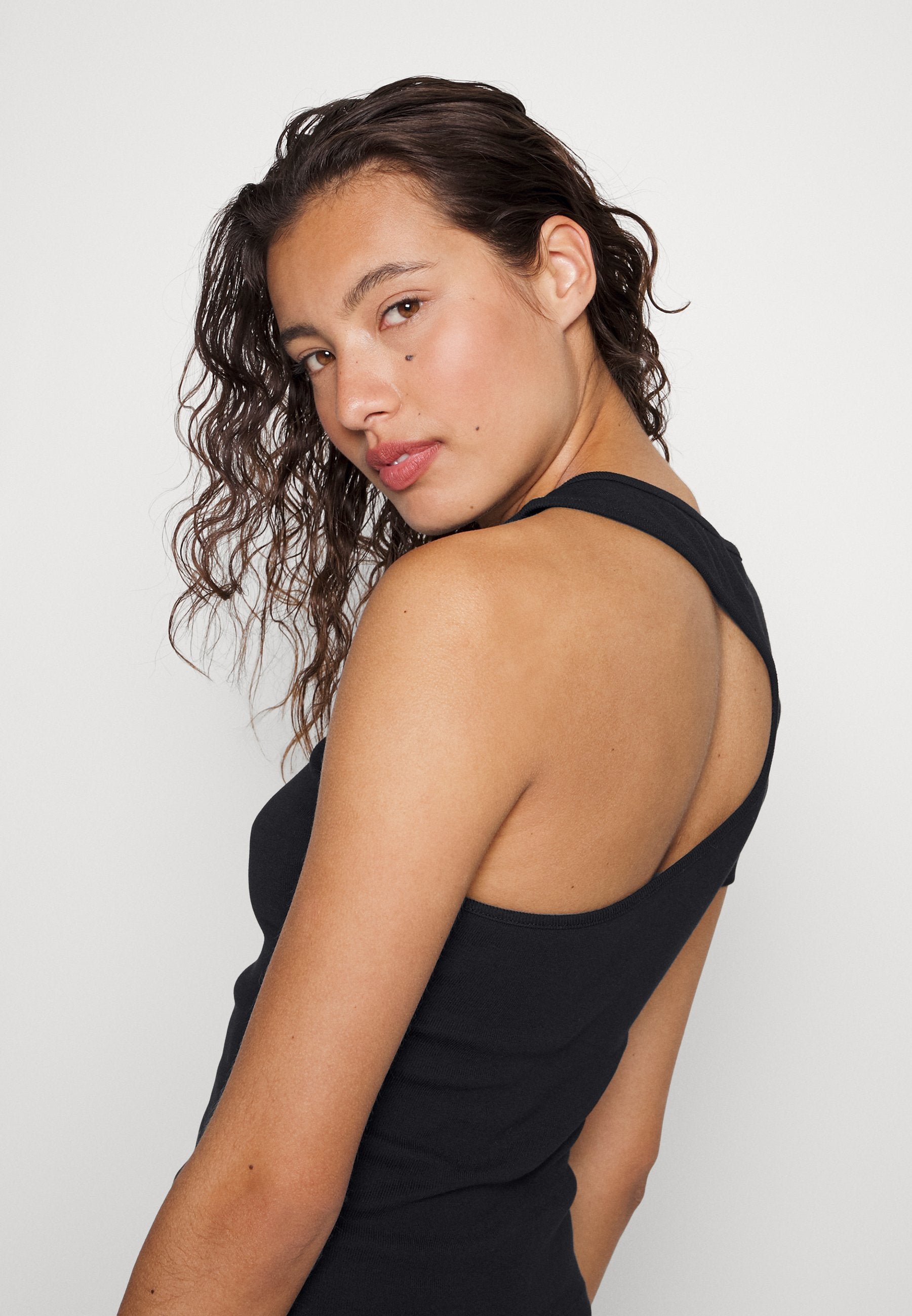 Good American ASYMMETRICAL OPEN BACK TEE