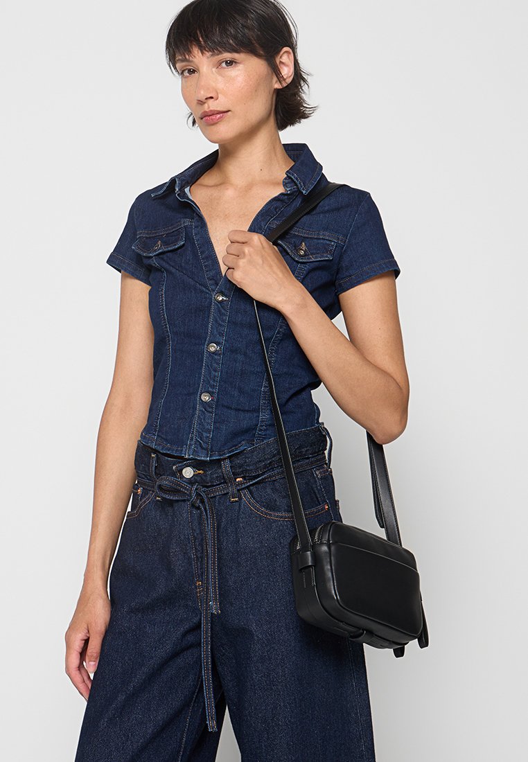 DKNY ARA