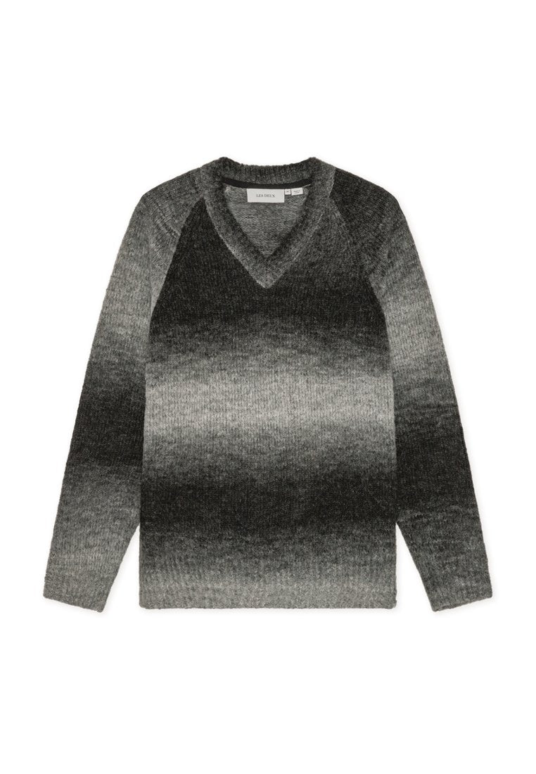 V-Ausschnitt, langärmliger Pullover in abgestuften Grautönen. Strukturiertes Strickmaterial mit einem subtilen Muster, das von dunkel nach hell übergeht.