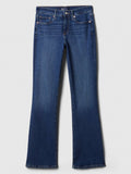 Dunkelblaue, ausgestellte Jeans aus Denim mit fünf Taschen, einem Knopfverschluss und Zierstichen entlang des Taillenbundes und der Taschen. Glatte Textur.