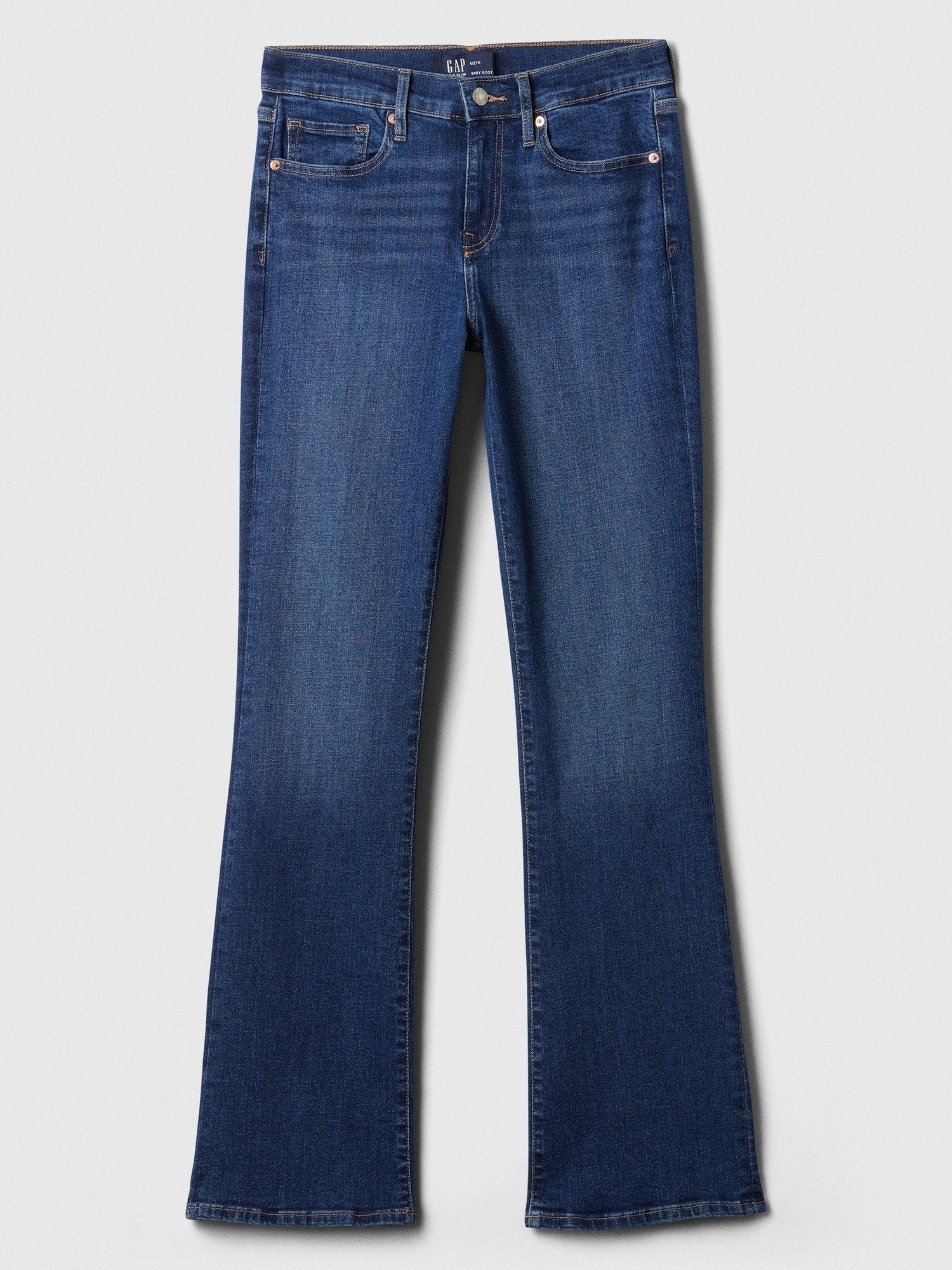 Dunkelblaue, ausgestellte Jeans aus Denim mit fünf Taschen, einem Knopfverschluss und Zierstichen entlang des Taillenbundes und der Taschen. Glatte Textur.