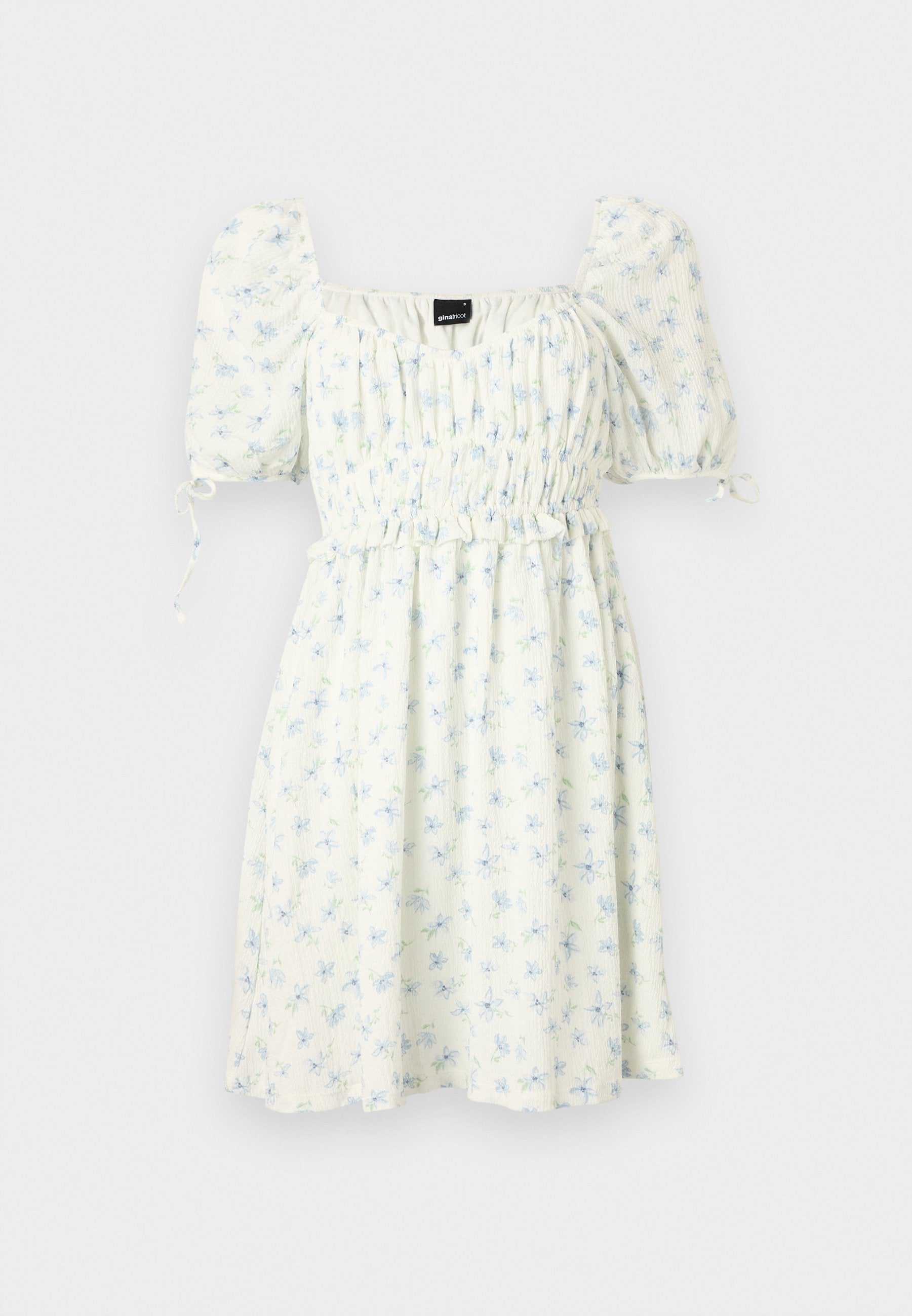 Weißes Kleid mit blauem Blumenmuster, quadratischem Ausschnitt, elastischen Puffärmeln, gerafftem Taillenbereich und knielangem Saum. Leichter Stoff.