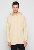 Beige Kapuzenpullover mit langen Ärmeln, geripptem Saum und Kordelzügen. Auf der Brust befindet sich ein dezentes Logo. Glatte Stofftextur.